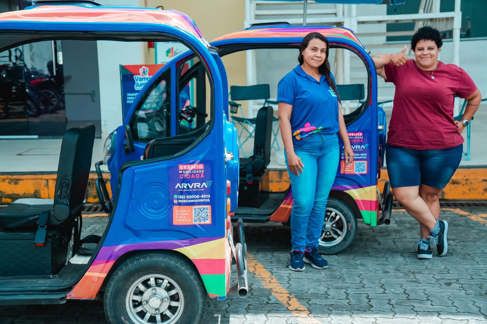 Operadoras da Rede Vamos Juntos ao lado dos tuk-tuks elétricos