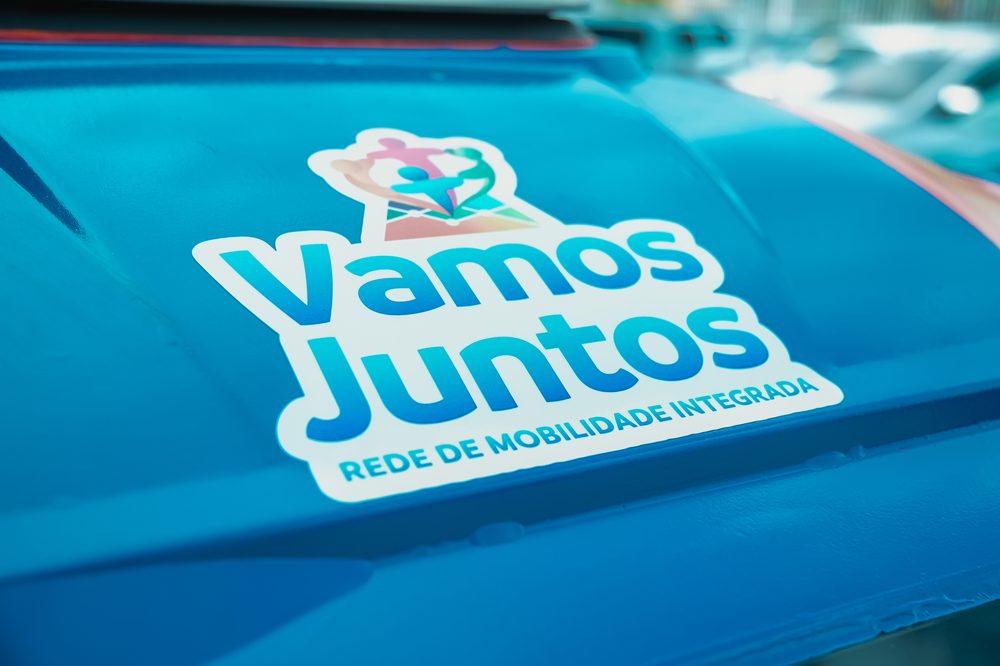 Logo Vamos Juntos no veículo