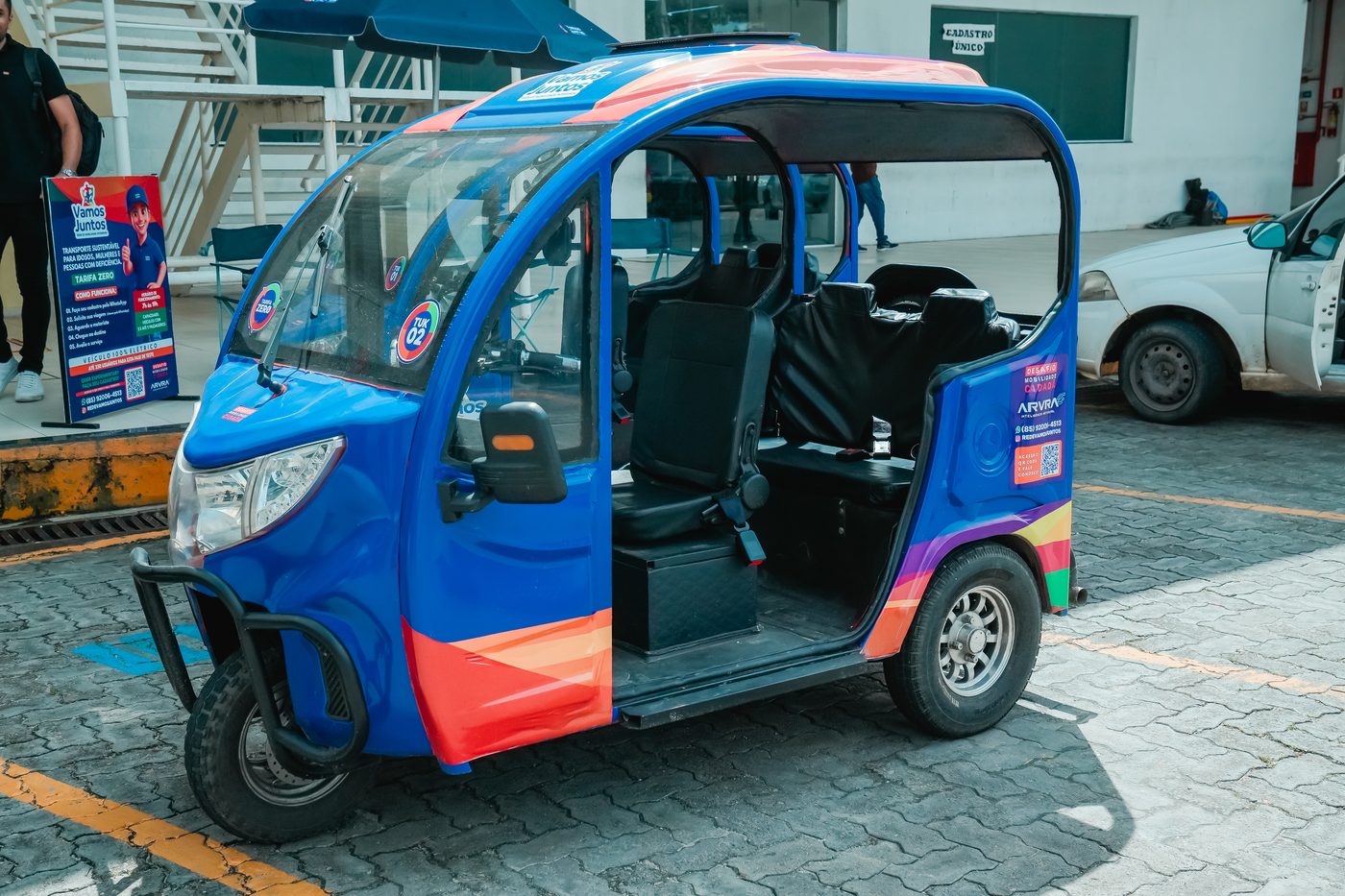 Tuk-tuk elétrico azul da Rede Vamos Juntos
